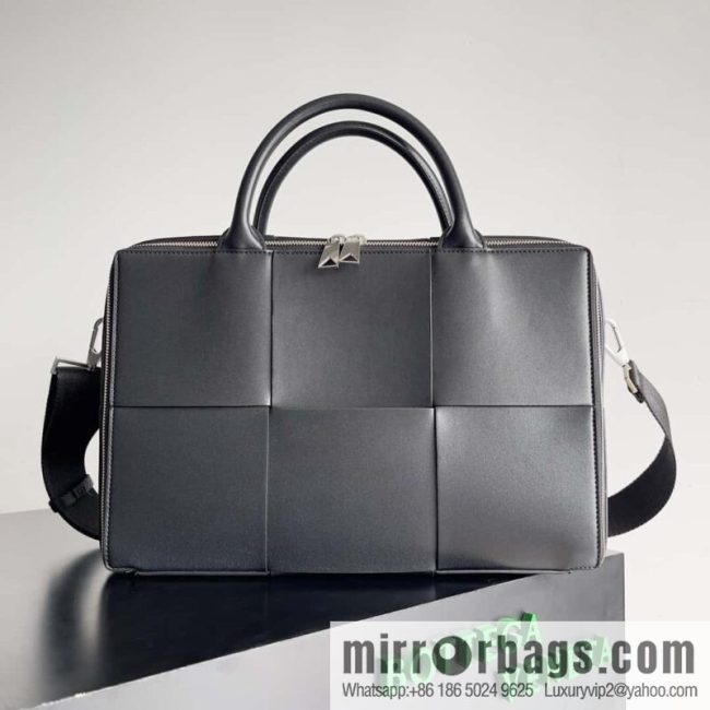 Bottega Veneta Men\'s Briefcases Model 680120 black