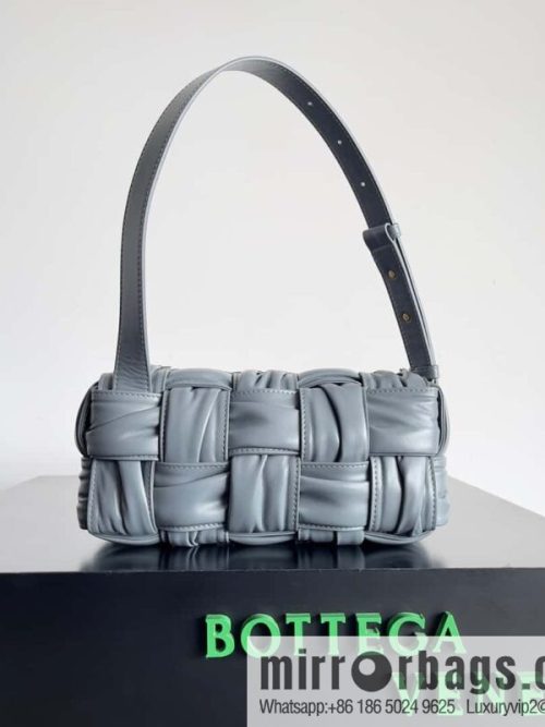 BV new Bottega Veneta 2022 autumn and winter armpit bag, model number: 736233 lightning gray