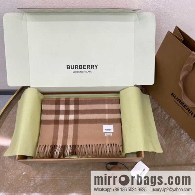 Burberry classic checked cashmere scarf - Image 3
