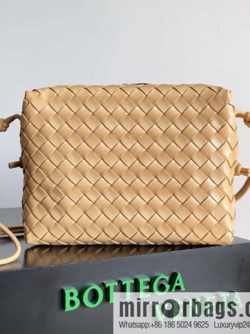 Large 𝗕𝗼𝘁𝘁𝗲𝗴𝗮 𝗩𝗲𝗻𝗲𝘁𝗮 BV latest version loop camera bag model number: 680256 almond color