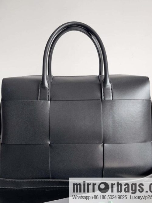 Bottega Veneta men\'s briefcase model number: 746358 black