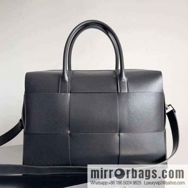 Bottega Veneta men\'s briefcase model number: 746358 black