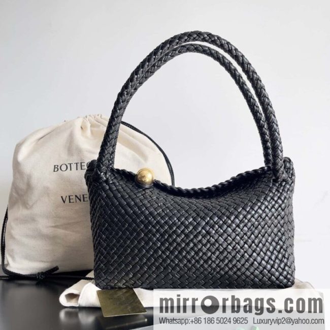 #Bv 2023 winter series/top Tosca handbag model number: 716974 black