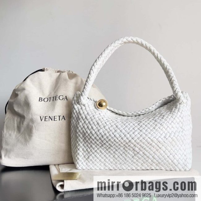 #Bv 2023 Winter Collection/Top Tosca Handbag Model Number: 716974 White