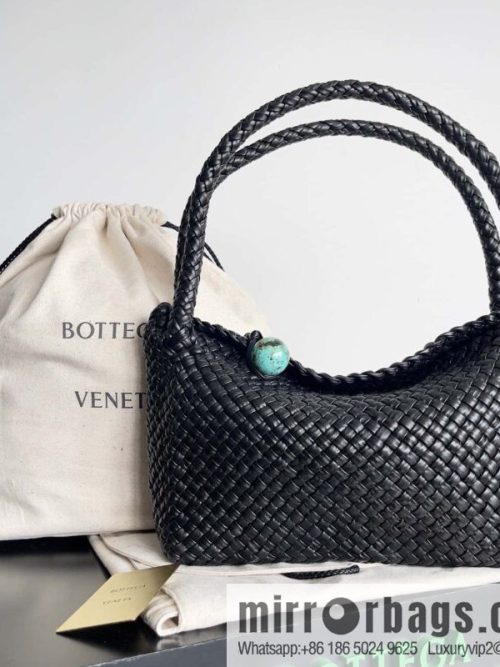 #Bv 2023 winter series/top Tosca handbag model number: 716974 black
