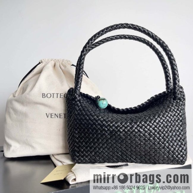 #Bv 2023 winter series/top Tosca handbag model number: 716974 black
