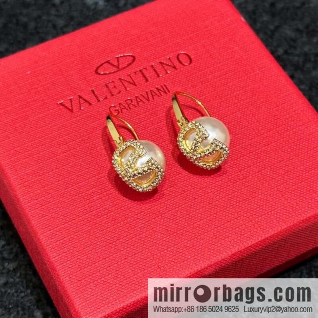 ❗️New ❗️ New ☑️ Valentino gold pearl stud earrings