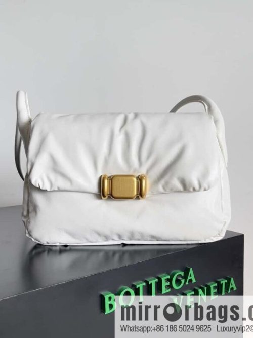BV Pad handsome bag BOTTEGA VENETA bread model number: 717237 white