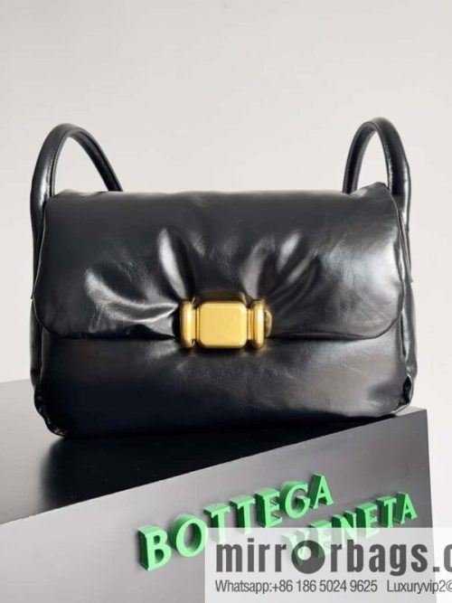 BV Pad handsome bag BOTTEGA VENETA bread model number: 717237 black