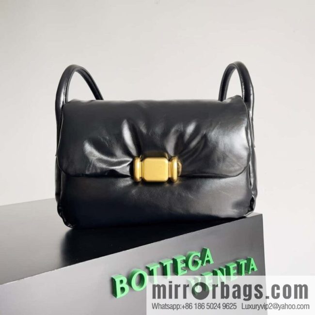 BV Pad handsome bag BOTTEGA VENETA bread model number: 717237 black