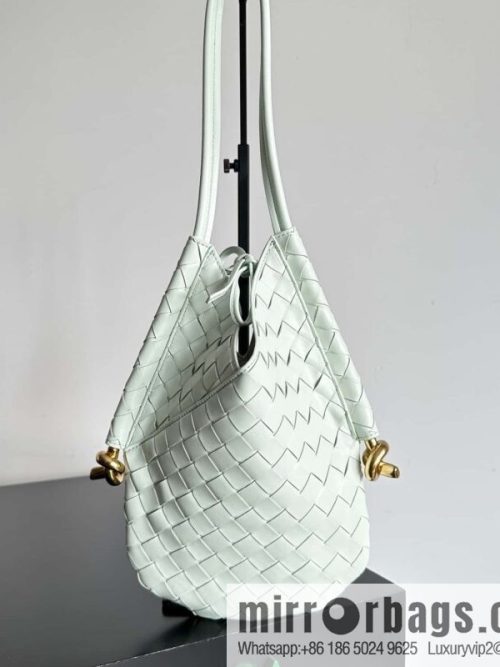 Bottega Veneta, Yang Mi\'s latest bag type of the same Solstice Shoulder Ba, model number: 740898 small ice blue.