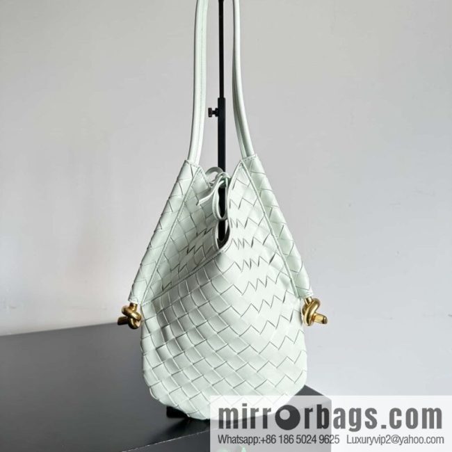 Bottega Veneta, Yang Mi\'s latest bag type of the same Solstice Shoulder Ba, model number: 740898 small ice blue.