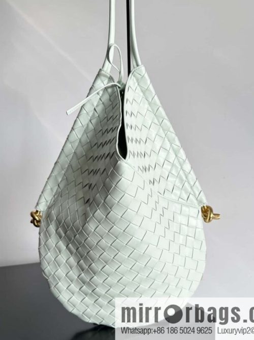 Bottega Veneta, Yang Mi\'s latest bag type of the same Solstice Shoulder Ba, model number: 740990 large ice blue.