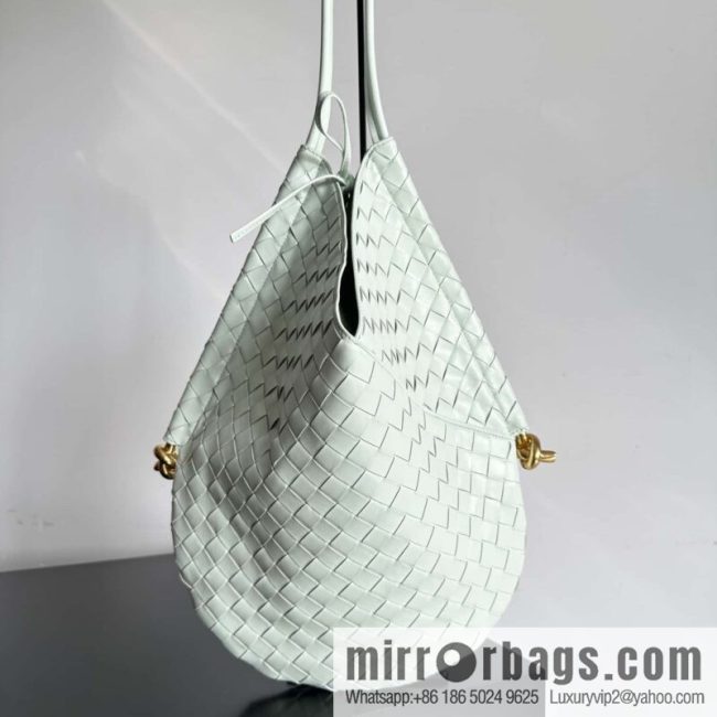 Bottega Veneta, Yang Mi\'s latest bag type of the same Solstice Shoulder Ba, model number: 740990 large ice blue.