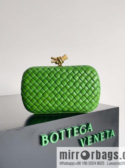 BottegaVeneta BV Knot | minaudiere: 717622 sheepskin green pepper