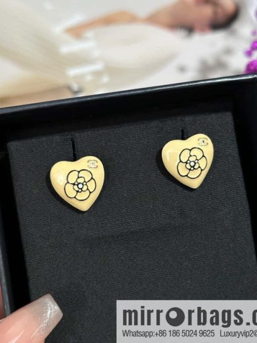 ❗️New ❗️ ☀️ new ☑️ chanel c1 double c camellia peach heart love stud earrings ☀️