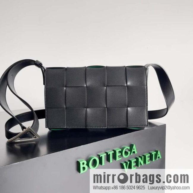 Bottega Veneta CASSETTE 23CM BAG model; 666870 black leather sheepskin