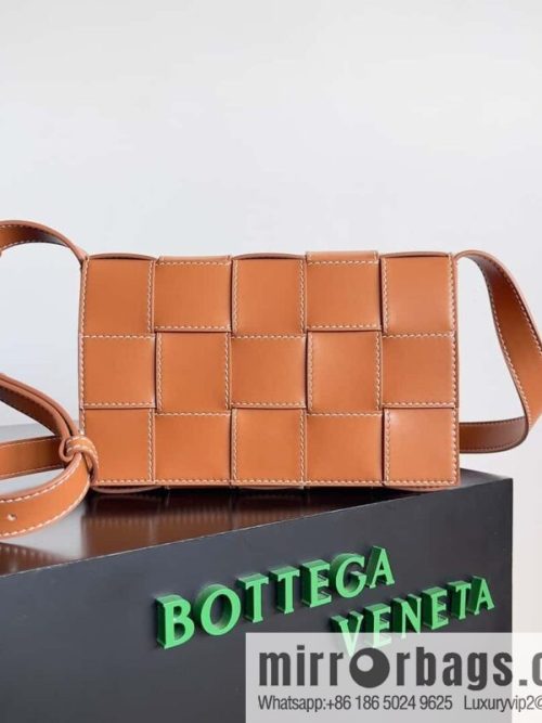 BV Bottega early autumn 2023 series Cassette new line decoration will leather (fabric) handbag, model number: 758105 brown wood color