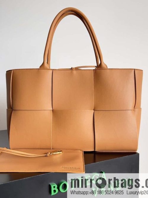 38Cm 𝗕𝗼𝘁𝘁𝗲𝗴𝗮 𝗩𝗲𝗻𝗲𝘁𝗮 large rectangular tote bag, model: 609175 light brown