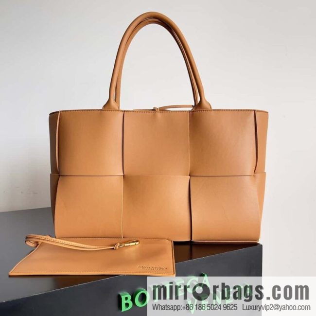 38Cm 𝗕𝗼𝘁𝘁𝗲𝗴𝗮 𝗩𝗲𝗻𝗲𝘁𝗮 large rectangular tote bag, model: 609175 light brown