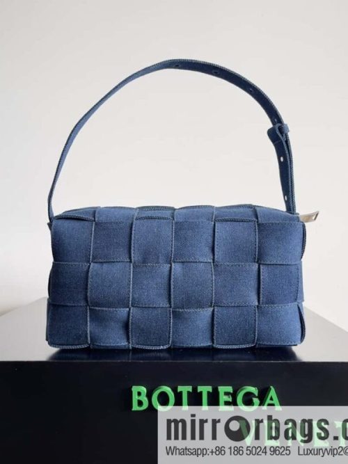 BV W04 cassette armpit bag BV early autumn new, woven tannin denim bag, model number: 709628 denim blue
