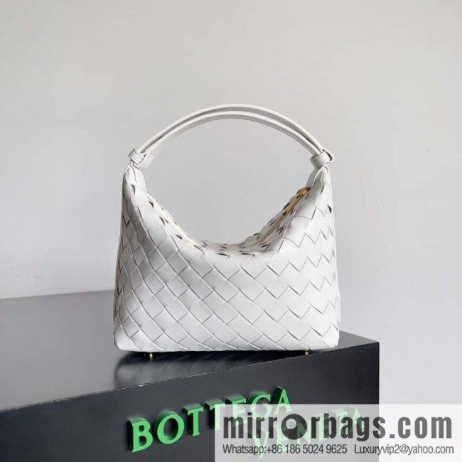 BvWallace shoulder bento bag, model 754443 intrecciato bag, white