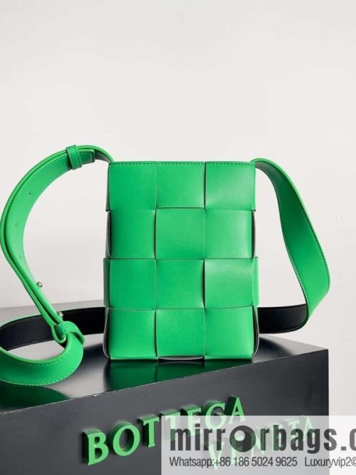 BV Bottega veneta new mobile phone bag woven vertical bag shape, model number: 729298 parrot green