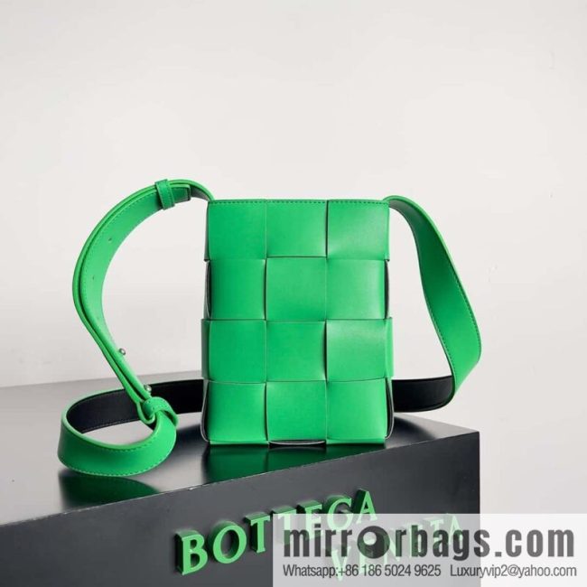 BV Bottega veneta new mobile phone bag woven vertical bag shape, model number: 729298 parrot green