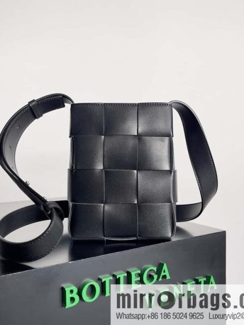BV Bottega veneta new mobile phone bag woven vertical bag shape, model number: 729298 black