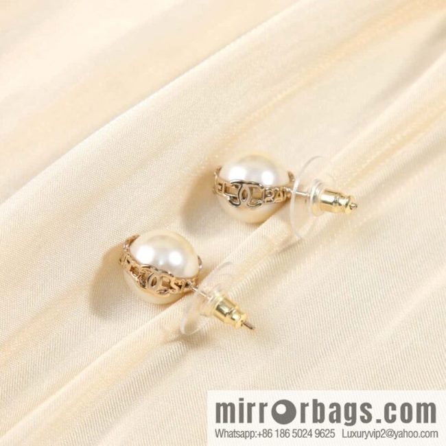 ☀️New ☑️ Chanel Double C Mini Pearl Letter Earrings
