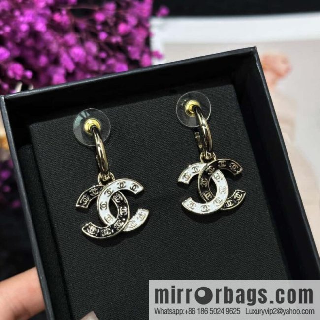 ❗️New ❗️☀️ new ☑️ chanel c2 double c black and white oil stud earrings ☀️