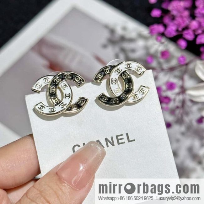 ❗️New ❗️☀️ New ☑️ Chanel c1 double c black and white stud earrings ☀️