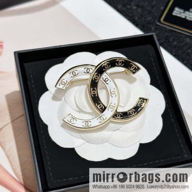 ❗️New ❗️☀️ New ☑️ Chanel black and white double c brooch ☀️