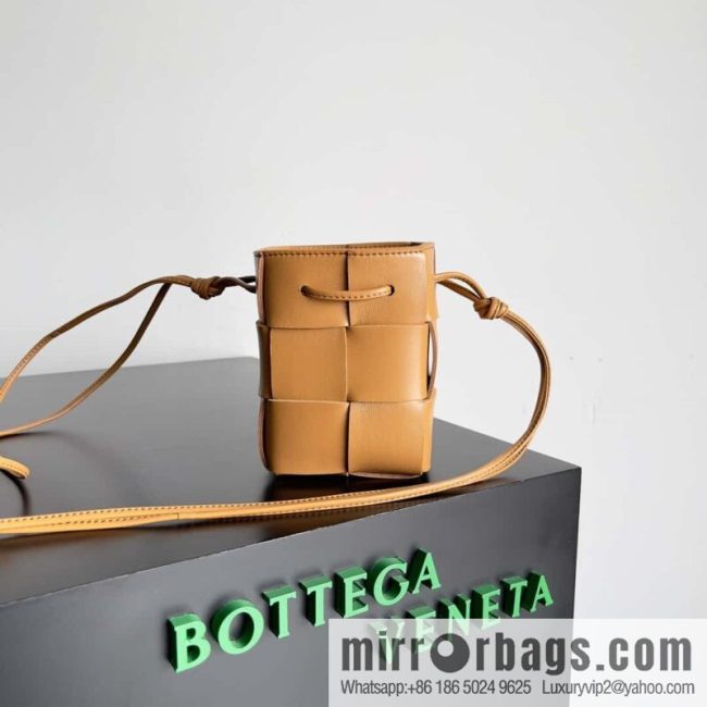 Bottega Veneta CASSETTE 14CM woven bucket bag 680217 light brown