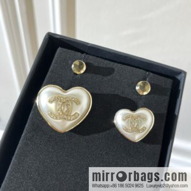 2021 new CHANEL Chanel double c double peach heart brooch