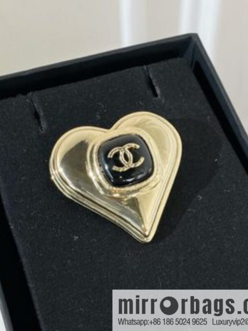 2021 new CHANEL Chanel double c peach heart brooch
