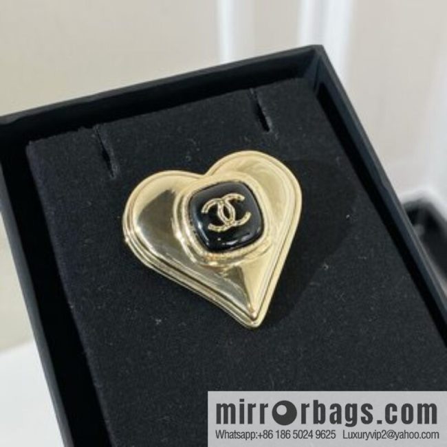 2021 new CHANEL Chanel double c peach heart brooch