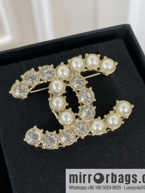 New ☑️ Chanel double c pearl brooch