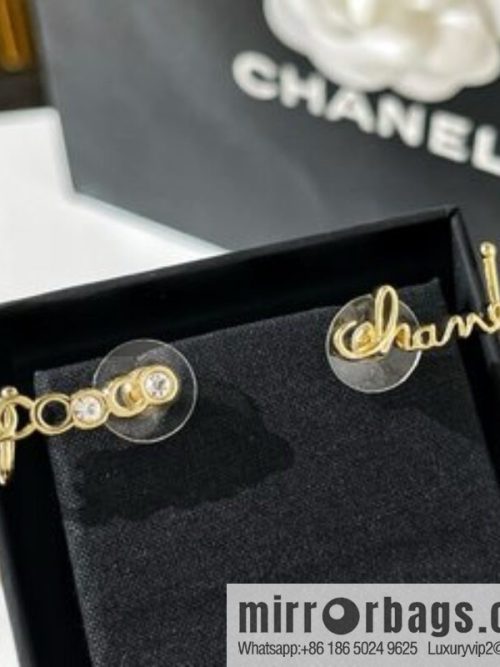 New ☑️ CHANEL Chanel 2022 coco letter asymmetrical stud earrings ear hook