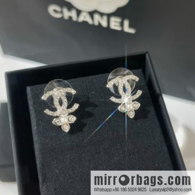 New ☑️ CHANEL Chanel double c four-leaf clover pearl stud earrings
