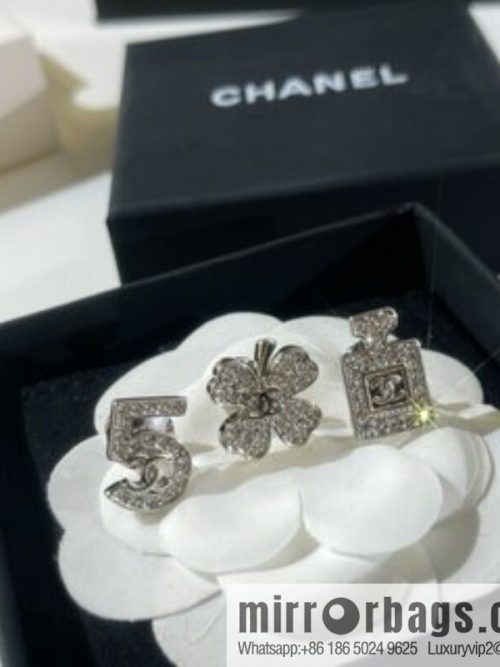 New ☑️ CHANEL Chanel double c 5 words, perfume bottle, four-leaf clover brooch
