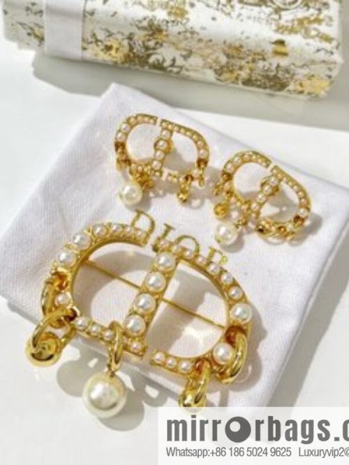 New ☑️ DIOR Dior CD pearl stud earrings brooch