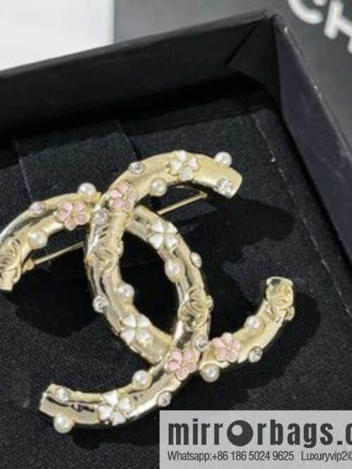 New ☑️ CHANEL Chanel double c white pink four-leaf clover pearl brooch