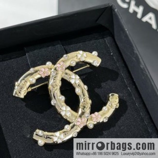 New ☑️ CHANEL Chanel double c white pink four-leaf clover pearl brooch