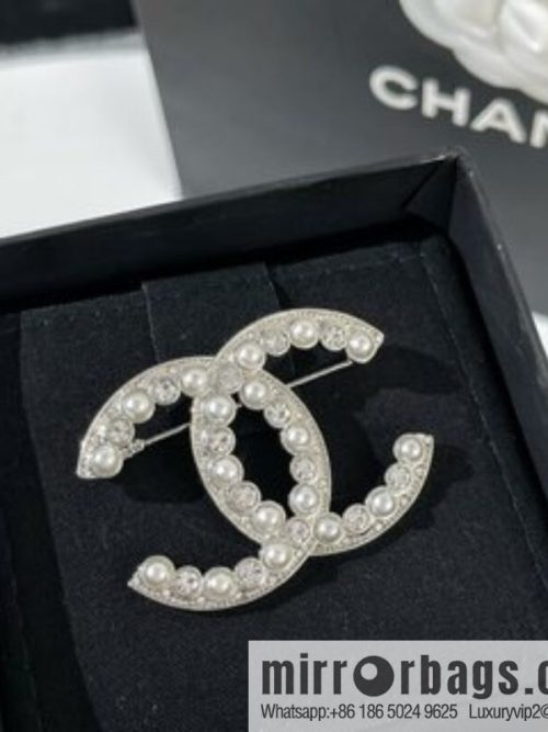New ☑️ Chanel pearl double c brooch