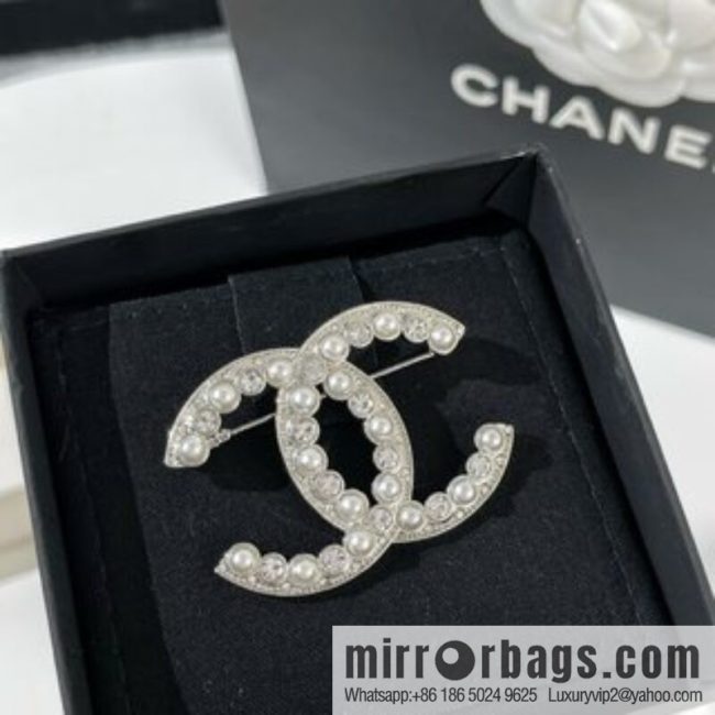New ☑️ Chanel pearl double c brooch
