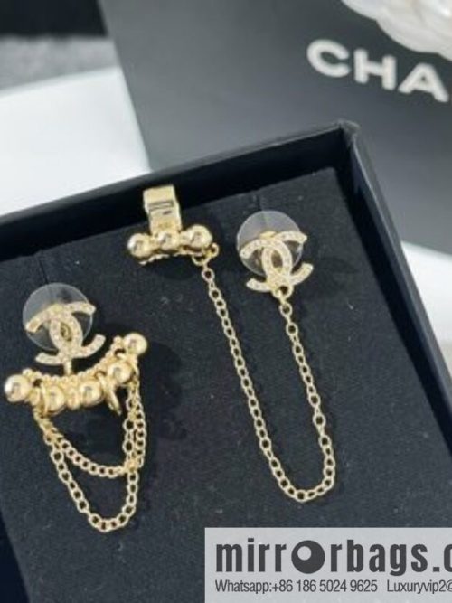 New ☑️ CHANEL Chanel double c asymmetrical stud earclip