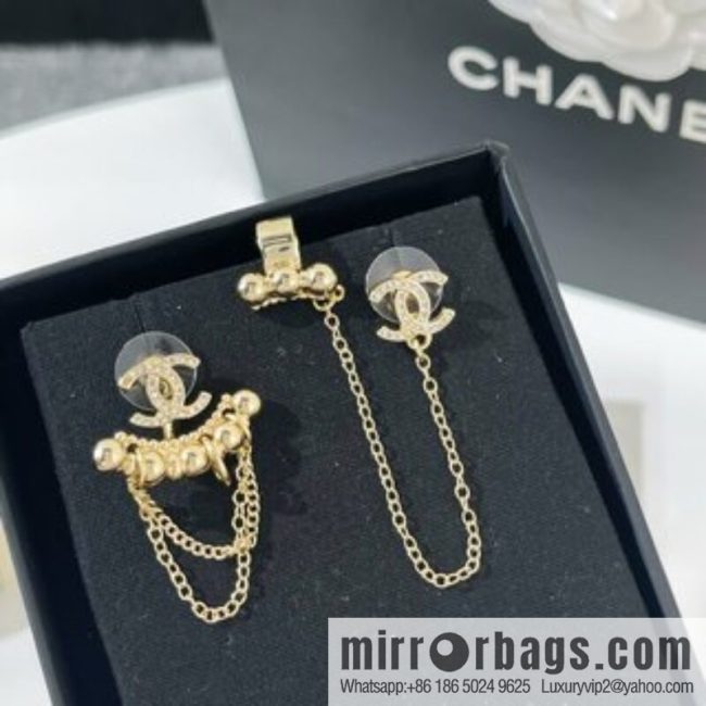 New ☑️ CHANEL Chanel double c asymmetrical stud earclip