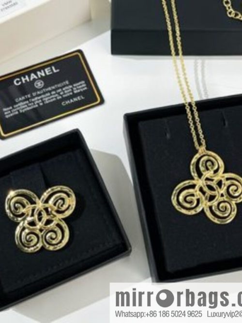 ☑️ Chanel gold brooch necklace
