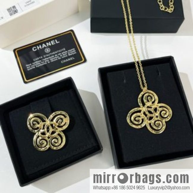☑️ Chanel gold brooch necklace